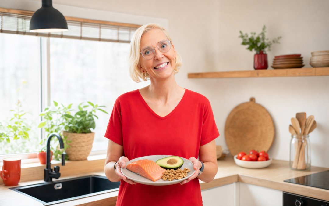 Omega-3-Mangel ausgleichen: Daniela Marquardt mit einem Teller Lachs, Avocado und Walnüssen