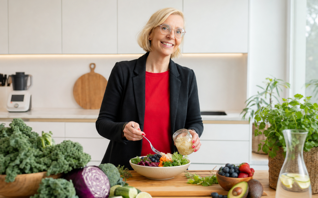 Daniela Marquardt in ihrer Küche mit frischem Gemüse und Sauerkraut für mehr Darmgesundheit