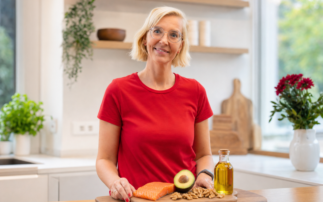 Omega 3 Wirkung: Daniela Marquardt in heller Küche mit Lachs, Avocado und Walnüssen